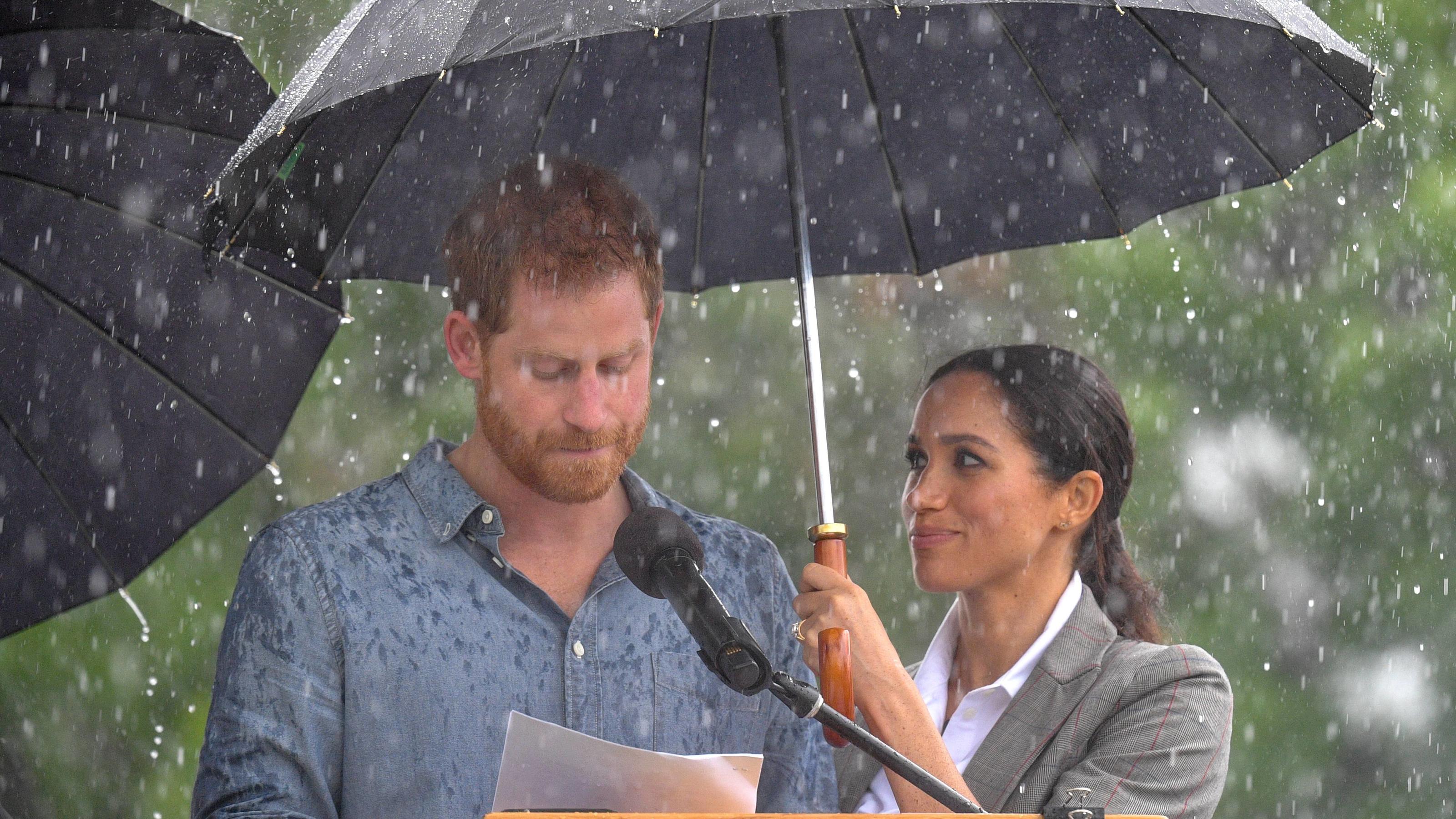 Schwangere Herzogin Meghan lässt die Stilettos im Schuhschrank Prinz Harry und Herzogin Meghan am 17.Oktober 2018 in Dubbo, Australien.
