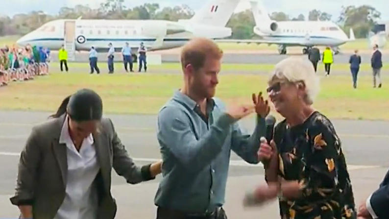 Kung-Fu-Harry? Prinz Harry punktet in Australien mit seinem Humor Prinz Harry verscheucht beim Besuch in Dubbo, Australien, lästige Fliegen.