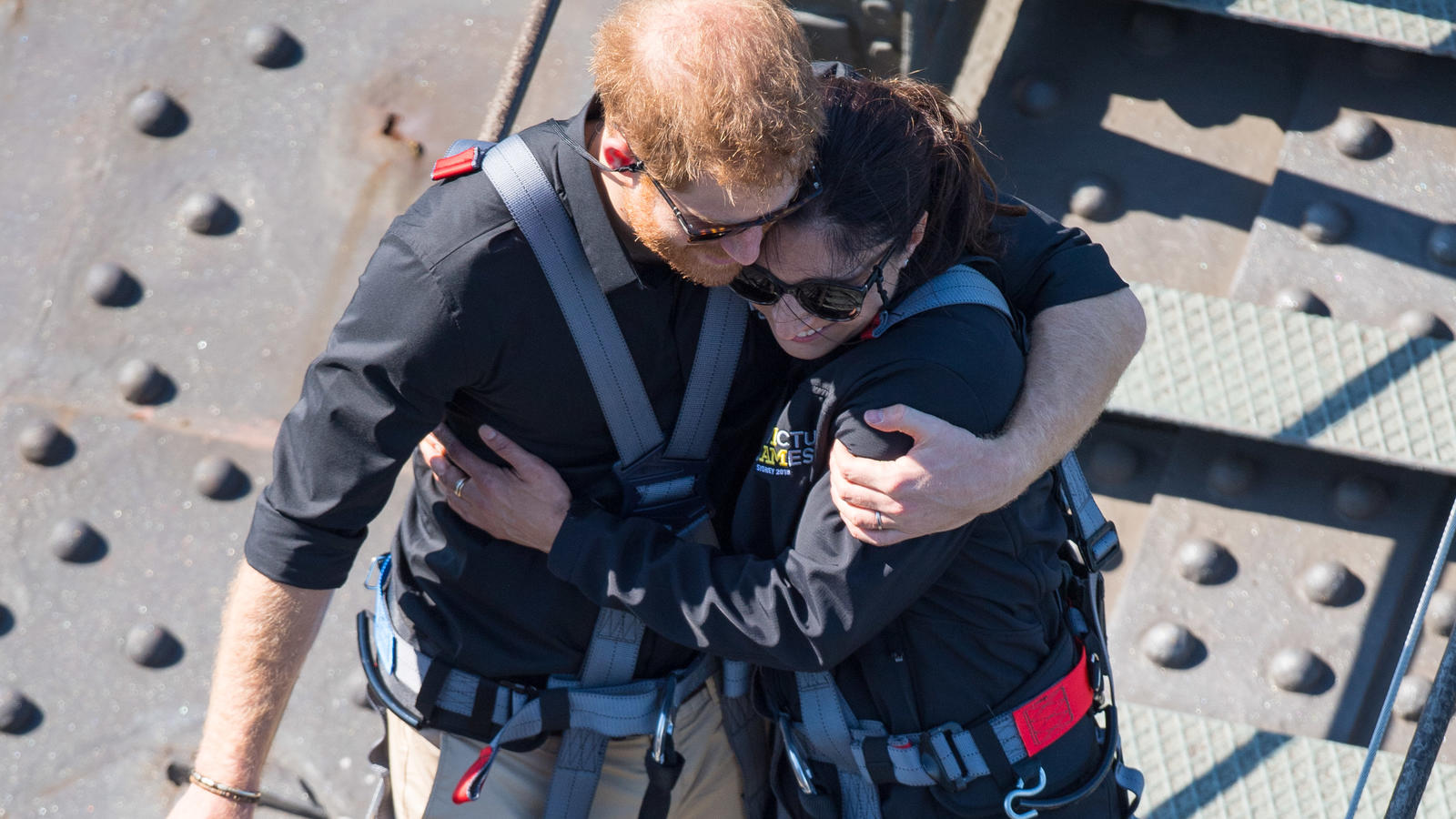 Prinz Harry spendet australischer Witwe Gwen Cherne beim Besteigen der Sydney-Brücke Trost Prinz Harry spendet der australischen Witwe Gwen Cherne (41) Trost.