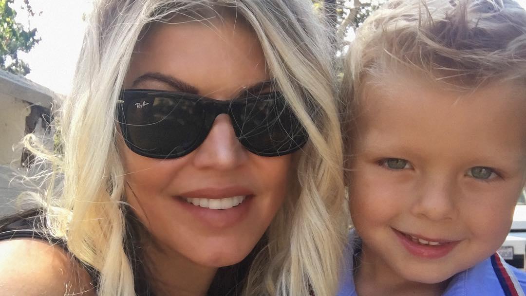Fergie: Sohn Axl Jack posiert mit seiner Mama für Instagram-Foto Sängerin Fergie und ihr Sohn Axl Jack.