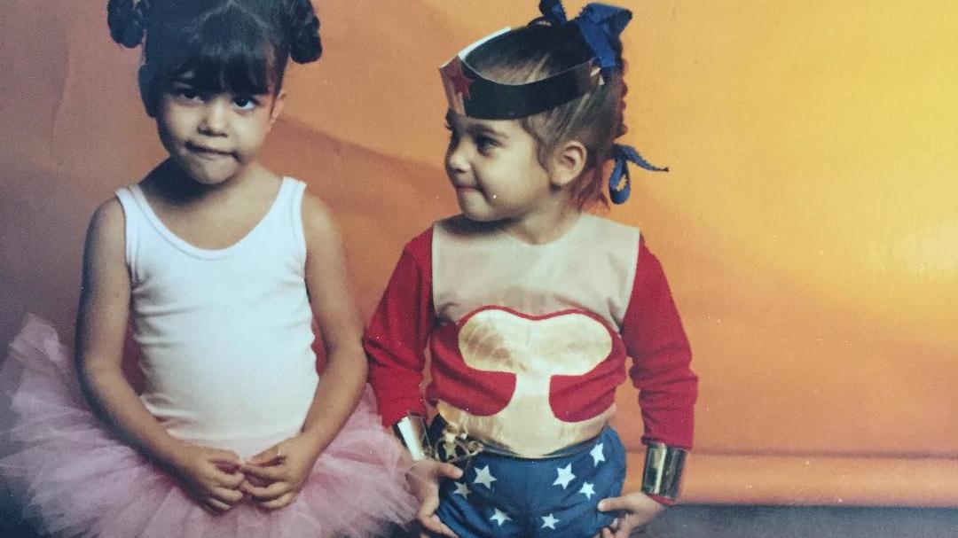 Kaum wiederzuerkennen: So süß sahen die Stars früher zu Halloween aus Kourtney Kardashian und Kim Kardashian