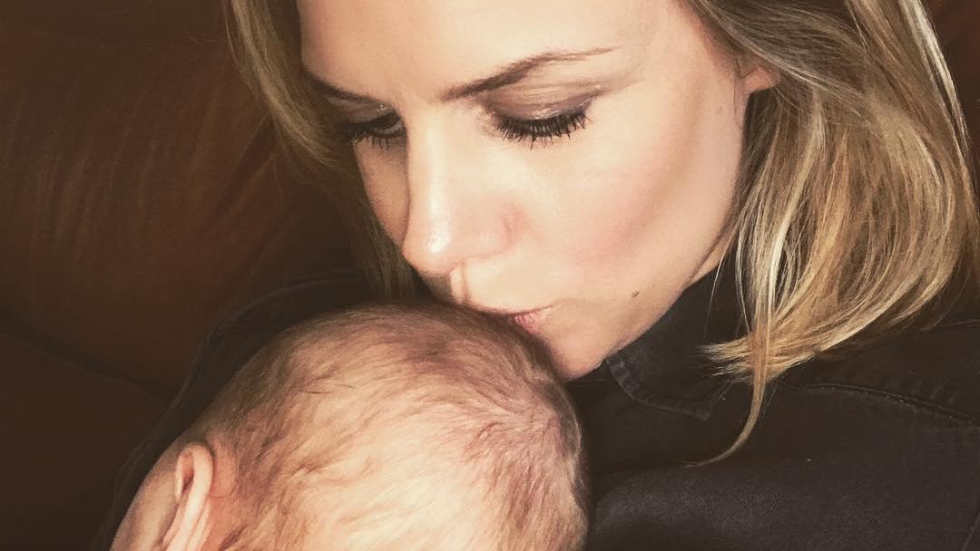 Sandra Kuhn über After-Baby-Bodys: Ob schlank oder mollig - Mamas, ihr habt Großartiges geleistet! Sandra Kuhn mit Tochter Leni.