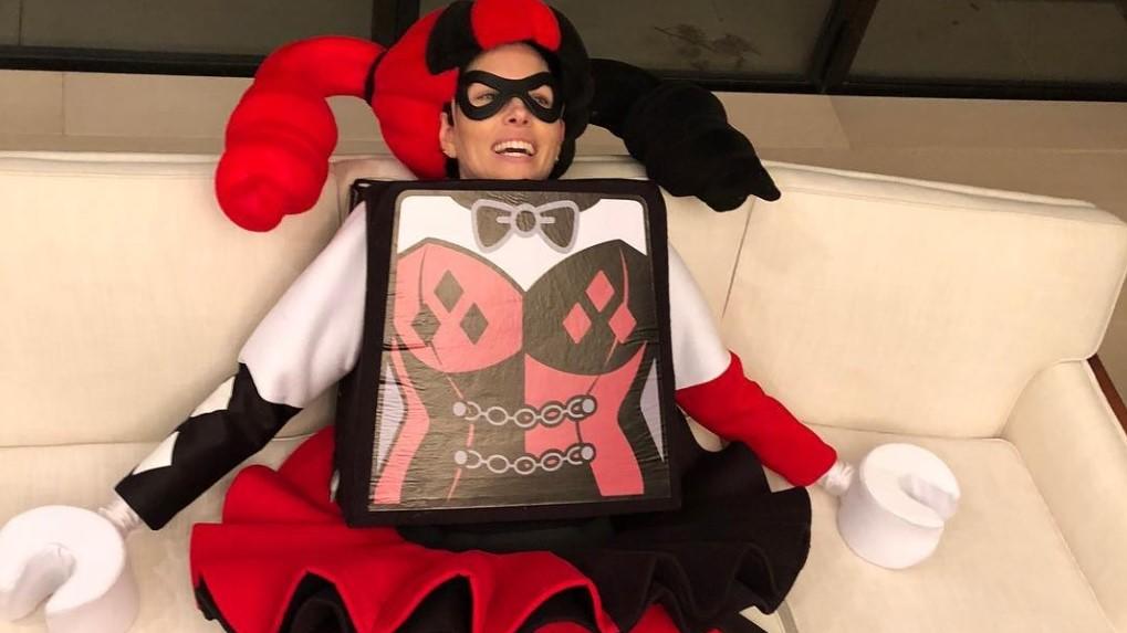 Jessica Biel schafft es nicht aus ihrem Halloween-Kostüm Jessica Biel steckt in ihrem Halloween-Kostüm fest.