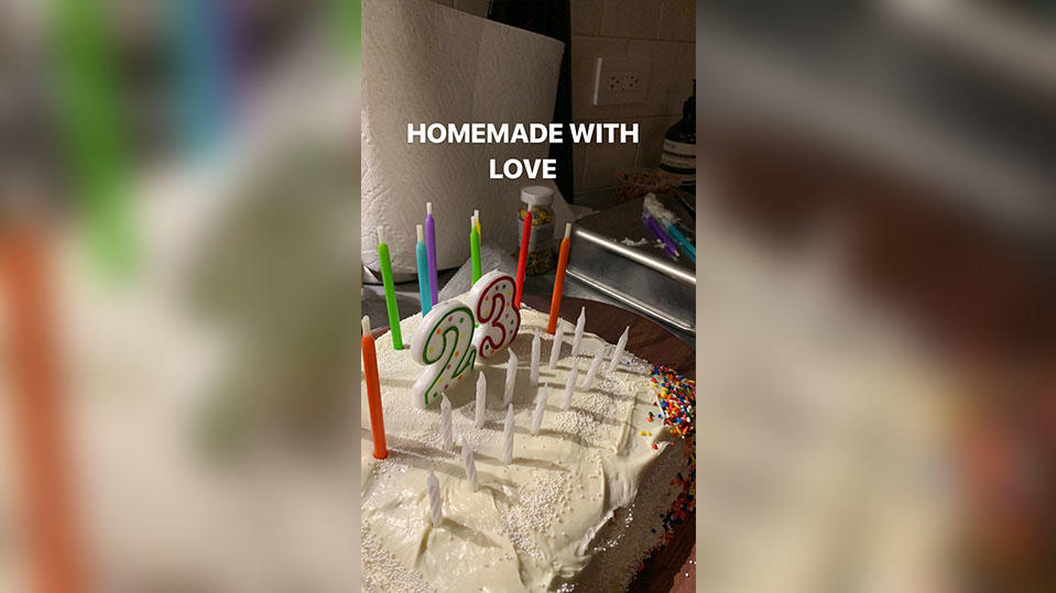 Kendall Jenner feiert ihren 23. Geburtstag ungewohnt bescheiden Selbstgebackener Kuchen von Model-Freundin Bella Hadid.