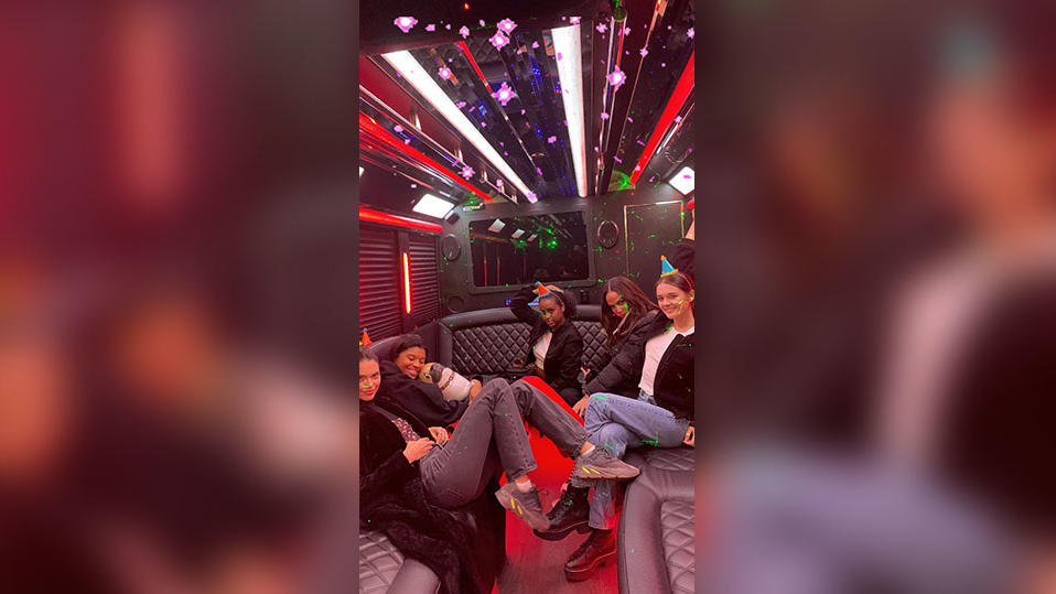 Kendall Jenner feiert ihren 23. Geburtstag ungewohnt bescheiden Auf dem Weg zu einem Club feierten die Freundinnen im Partybus.