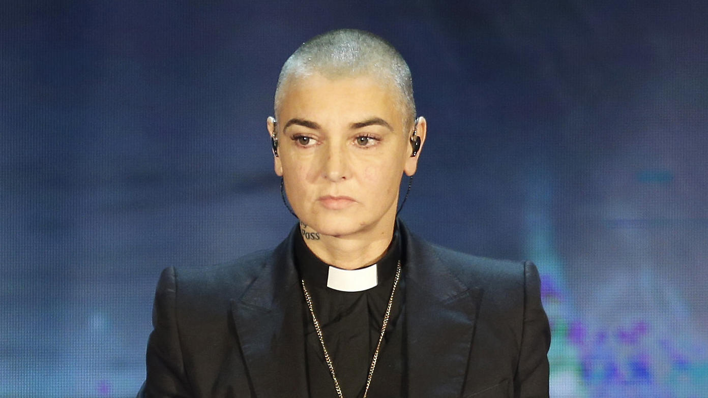 Sinead O'Connor teilt auf Twitter aus: "Weiße Menschen sind ekelhaft" ARCHIV - 05.10.2014, Italien, Mailand: Sinead O'Connor, Sängerin aus Irland, tritt in der italienischen Fernsehsendung «Che Tempo che Fa» auf. Die Sängerin hat bekannt gegeben, dass sie zum Islam konvertiert ist und ihren Namen in Shuhada' Davitt geä