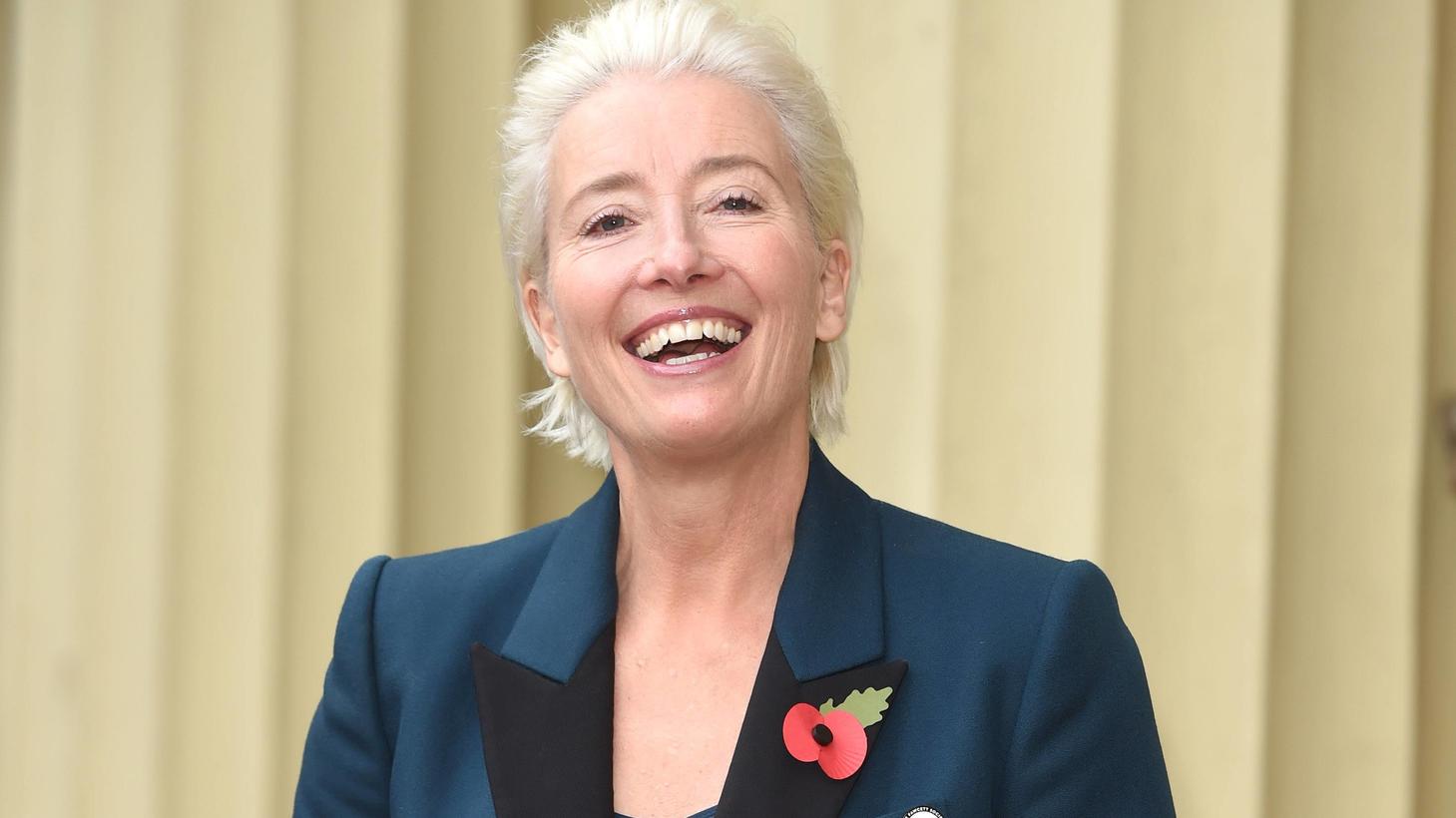 So süß bringt Emma Thompson Prinz William in Verlegenheit Emma Thompson bekam im Buckingham Palast den Titel "Dame" verliehen.