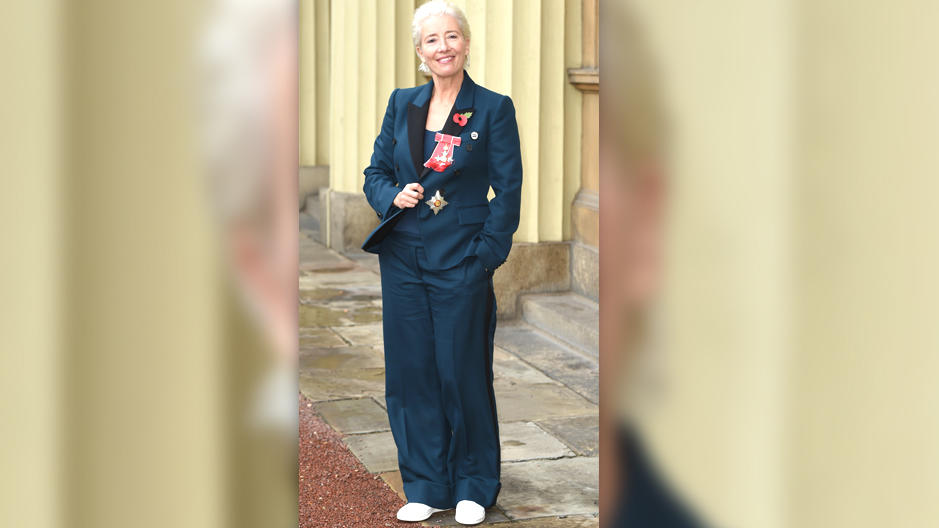 So süß bringt Emma Thompson Prinz William in Verlegenheit Emma Thompson trug Turnschuhe bei ihrer Ordensverleihung im Buckingham Palast.