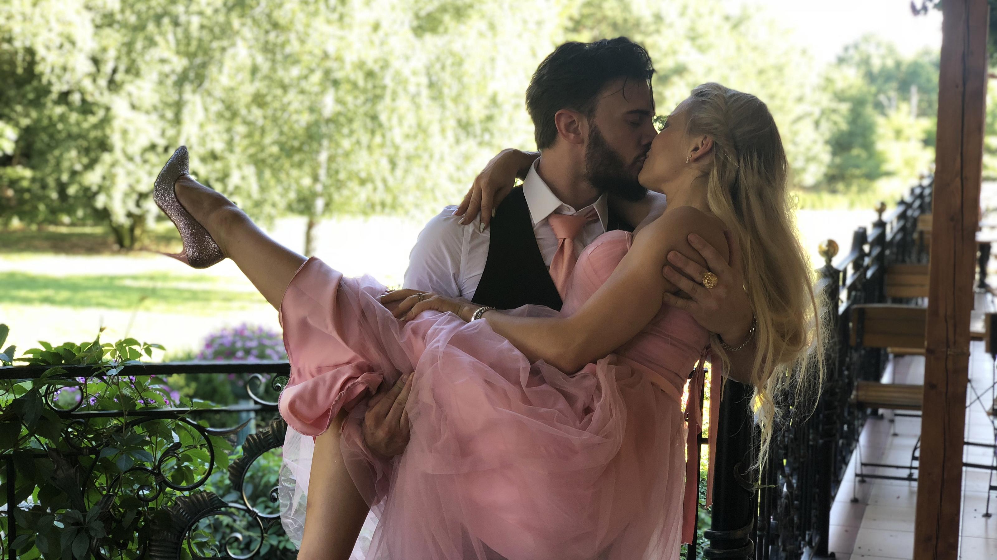 AWZ-Star Bela Klentze: So funkte es mit seiner Anne-Marie Kot Anne-Marie und Bela müssen sich ab jetzt nicht mehr verstecken.