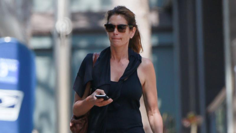 Cindy Crawford hilft Leuten trauern Cindy Crawford hilft Leuten trauern
