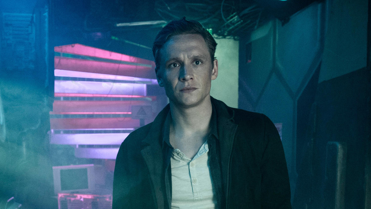 Matthias Schweighöfer: Überraschendes Serien-Aus von "You Are Wanted" ARCHIV - 13.06.2016, ---: HANDOUT - Schauspieler Matthias Schweighöfer (Hotelmanager Lukas Franke) in einer Szene der Amazon-Serie «You Are Wanted». Der Streaminganbieter Amazon Prime Video zieht nach zwei Staffeln einen Schlussstrich unter die Thril