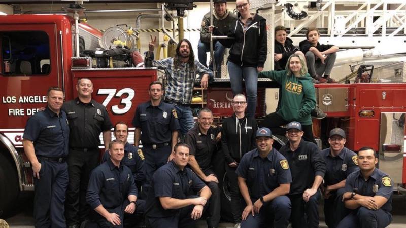 Dave Grohl grillt für die kalifornische Feuerwehr Dave Grohl grillt für die kalifornische Feuerwehr