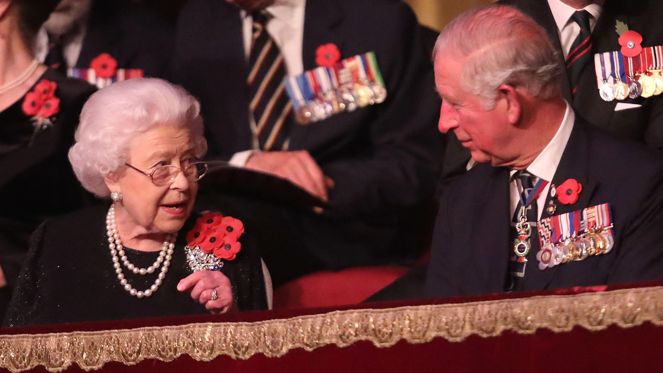 Königin Elisabeth II.: Darum ist sie nicht auf den offiziellen Fotos zu Prinz Charles' 70. Geburtstag Königin Elisabeth II. und Prinz Charles beim "Royal British Legion Festival of Remembrance" in der Royal Albert Hall am 10. November 2018 in London.