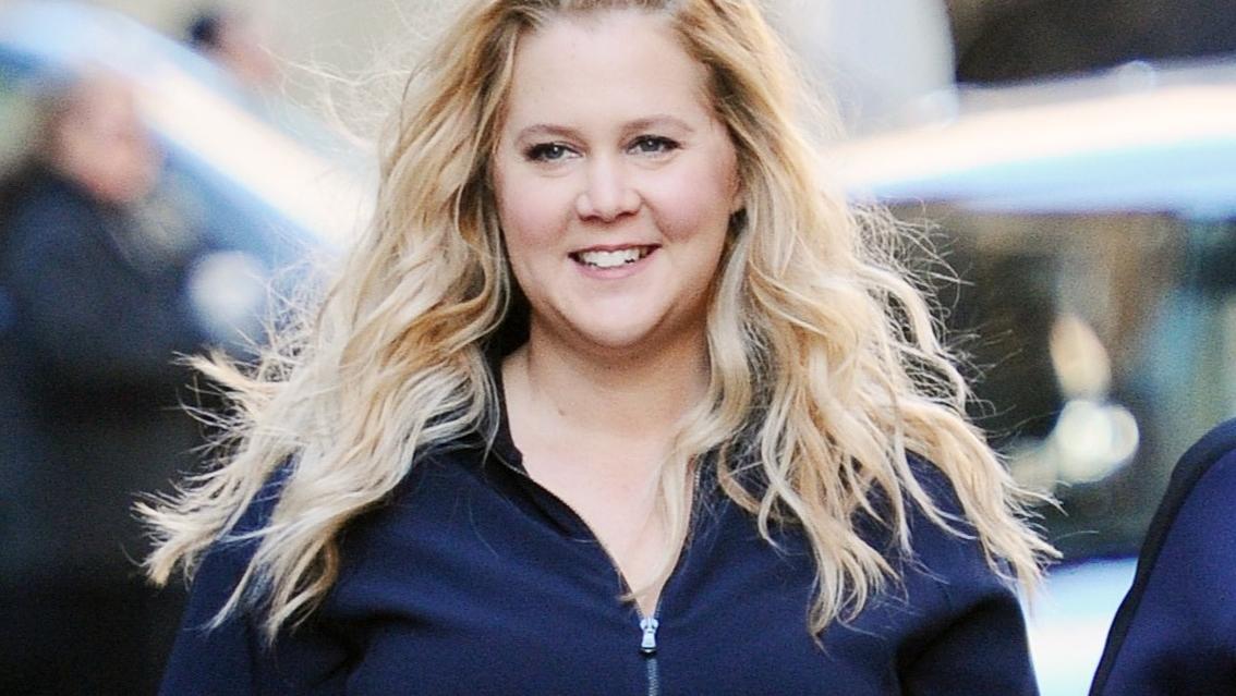 Keine Raststätte in Sicht! Amy Schumer lässt am Waldesrand die Hosen runter Amy Schumer ist immer für einen Spaß zu haben.