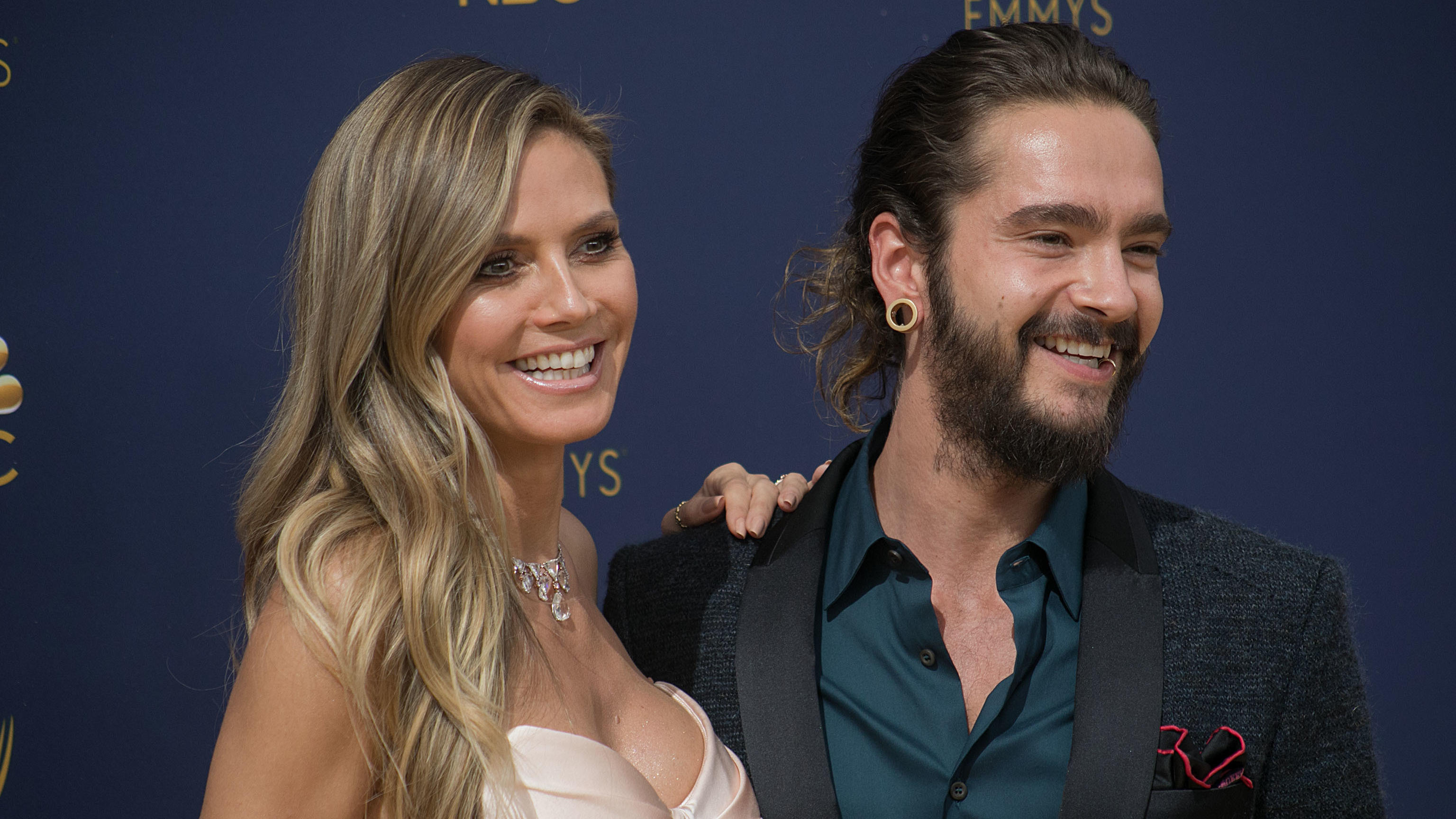 Heidi Klum und Tom Kaulitz kuscheln vor romantischem Sonnenuntergang Heidi Klum und Tom Kaulitz