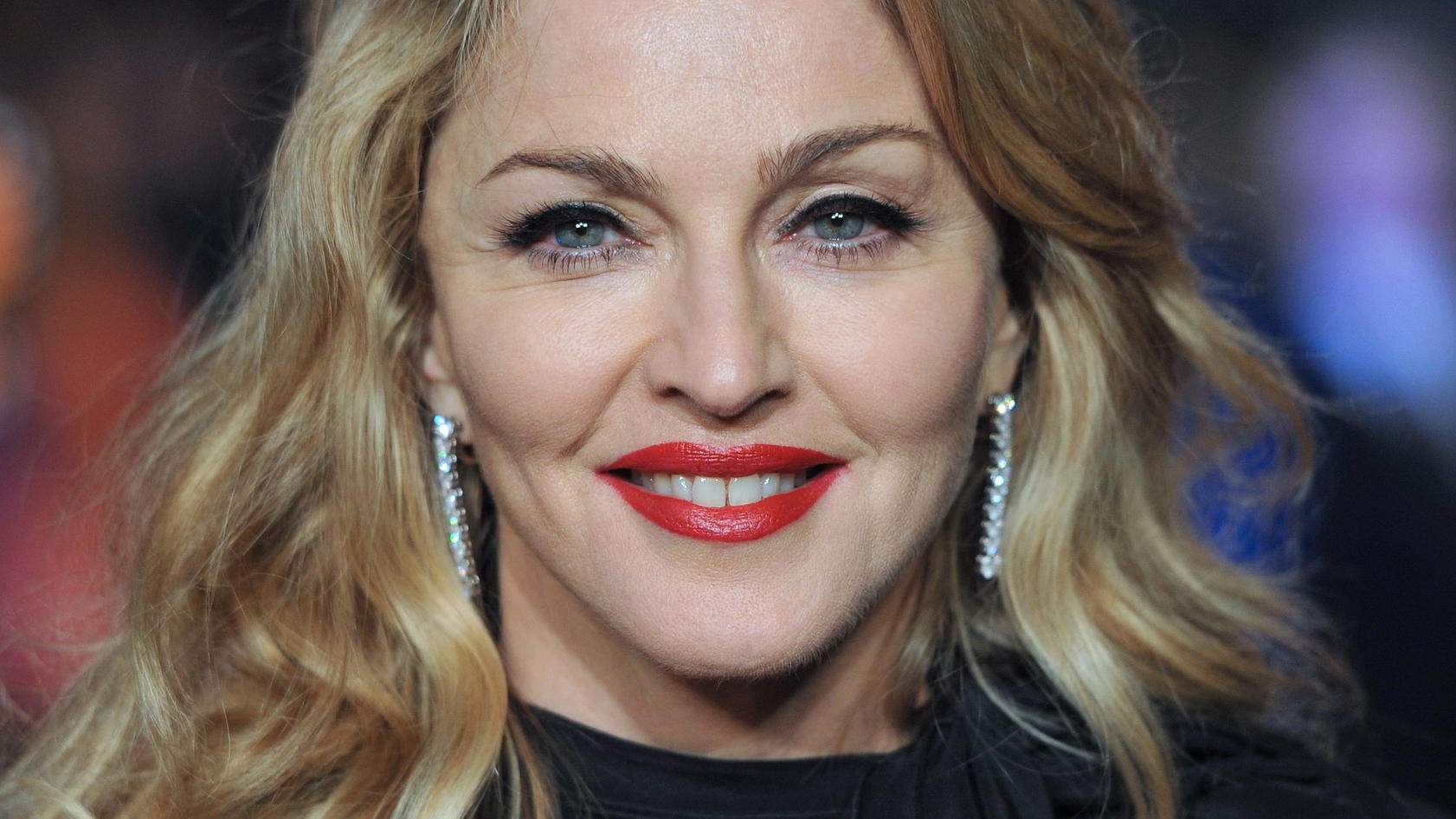 Madonna gewährt mit Familienfoto seltenen Einblick in ihr Familienleben ARCHIV - 11.01.2012, Großbritannien, London: US-Popstar Madonna lächelt vor der Premiere von 'W.E.'. Am 16.08.2018 wird Madonna 60 Jahre alt. (zu dpa "Der ganz normale Wahnsinn: Popstar Madonna wird 60" vom 15.08.2018) Foto: Daniel Deme/EPA/dpa +++ d