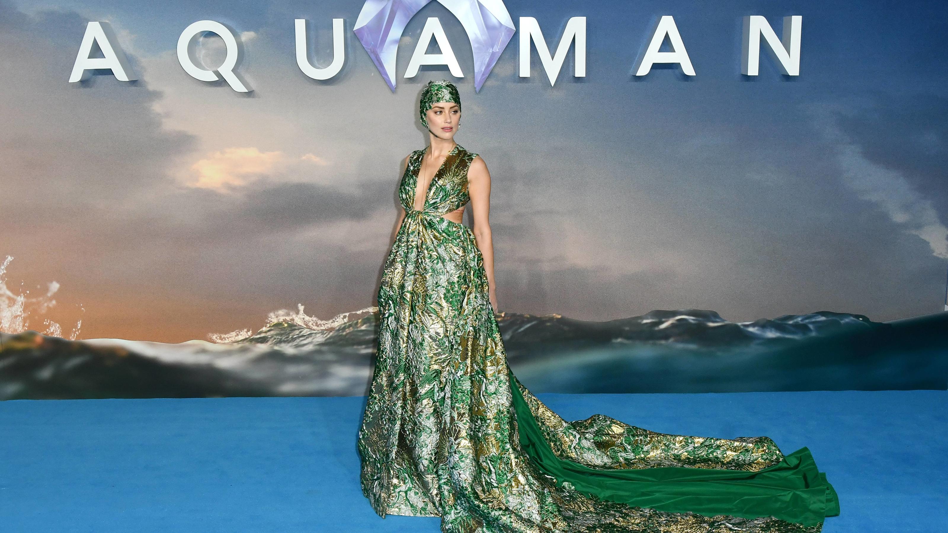 Ungewöhnlicher Red-Carpet-Look: Amber Heard trägt Badehaube bei "Aquaman"-Premiere Entertainment Bilder des Tages American actress Amber Heard attends the World Premiere of Aquaman at Cineworld Leicester Square in London. NOVEMBER 26th 2018 PUBLICATIONxINxGERxSUIxAUTxHUNxONLY SLIx184390
