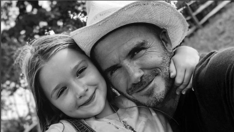 Darf man seine Kinder auf den Mund küssen? David Beckham und Tom Brady treten riesige Diskussion los harper und David Beckam auf einem gemeinsamen Selfie.