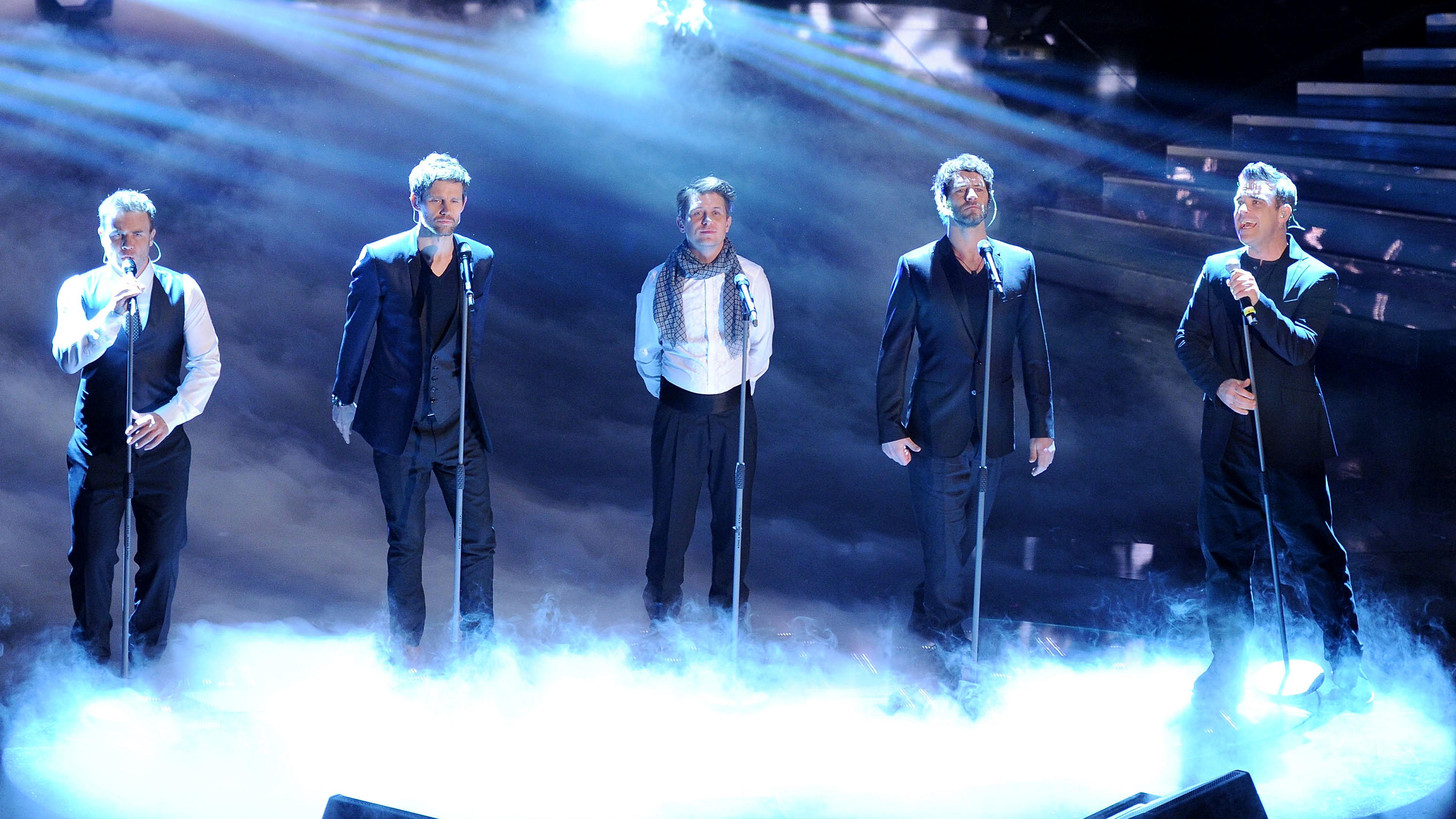 Take That sprechen über das Geheimnis ihres 30-jährigen Erfolges Take That zu fünft bei einem Auftritt 2011 in San Remo, Von links nach rechts Gary Barlow, Jason Orange, Mark Owen, Howard Donald, Robbie Williams.