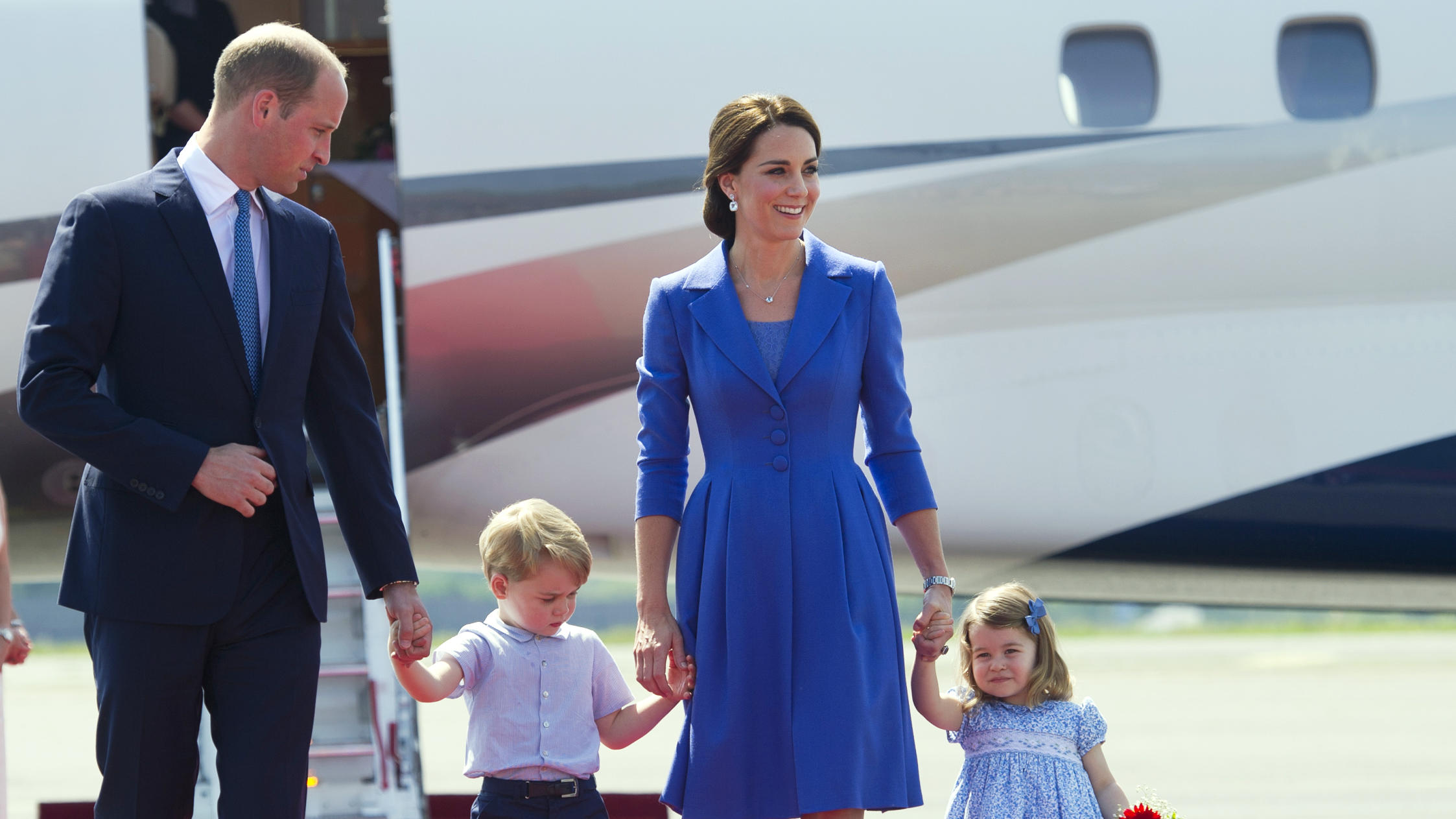 Herzogin Kates Ziel: Ihre Kinder sollen Fremdsprachen besser beherrschen als sie Prinz William, Herzogin Kate und ihre Kinder Prinzessin Charlotte und Prinz George in Berlin, Juli 2017.