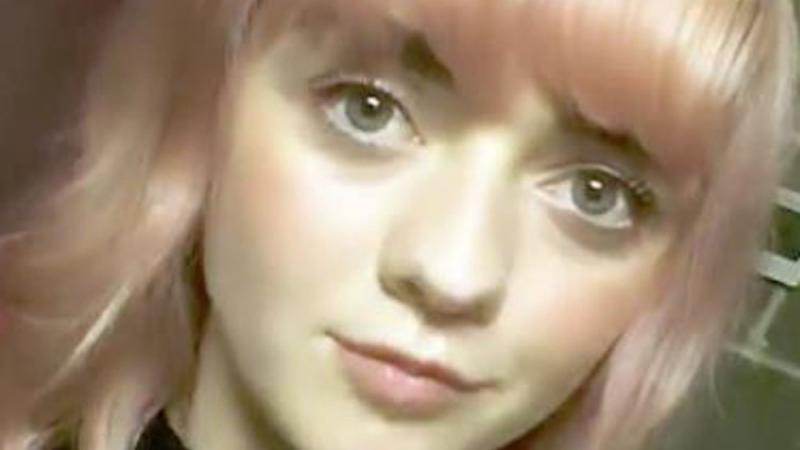 Maisie Williams: Der "Game of Thrones"-Star zeigt ihre rosa Haarpracht Maisie Williams: Ihre Haare sehen wie Zuckerwatte aus