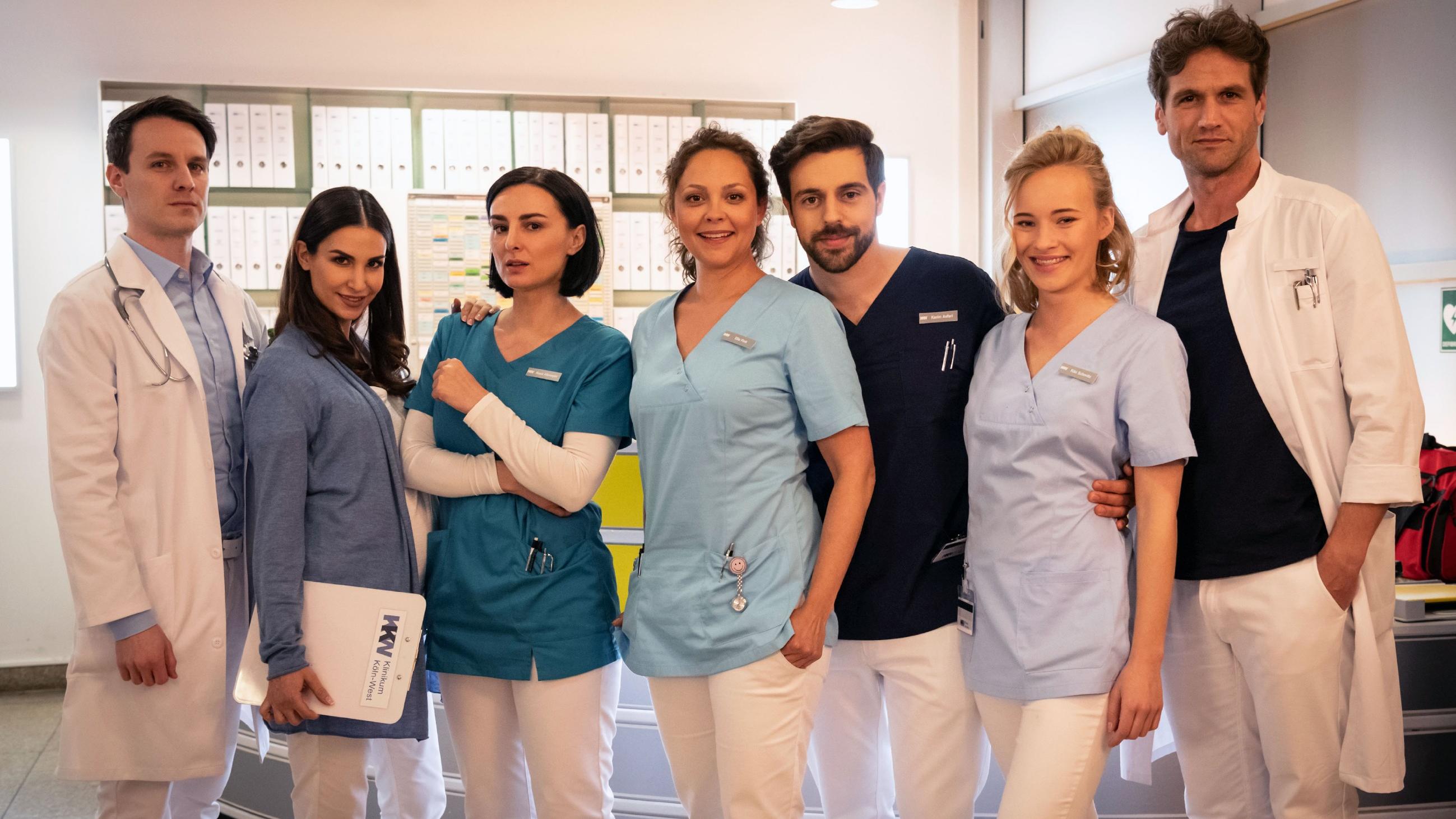 GZSZ: Martin Oliver Franck überrascht als Martin Familie Ahrens kurz vor Weihnachten Heute haben die Dreharbeiten zur neuen RTL-Medical-Serie 'Nachtschwestern' begonnen. In den Hauptrollen: (v.l.) Marc Dumitru als Dr. Jan Kühnert, Sila Sahin als Samira Akgün, Mimi Fiedler als Nora Altmeyer, Ines Kurenbach als Ella Fink, Nassim Avat a