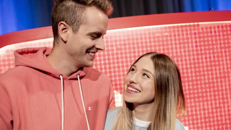 YouTube-Star Bibi Claßen bietet Fans schimmelige Handyhülle zur Versteigerung an Bibi & Julienco
