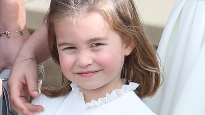 Prinzessin Charlotte und Herzogin Kate mussten Pinkelpause einlegen Prinzessin Charlotte winkt