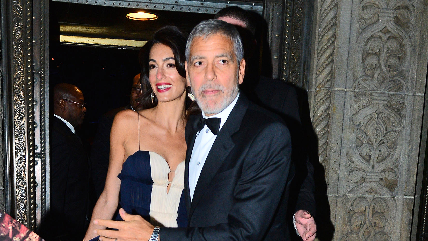Von wegen Krise! Amal und George Clooney zeigen sich in New York als Power-Pärchen Amal Clooney and George Clooney kamen gemeinsam zum United Nations Correspondence Association Dinner in New York