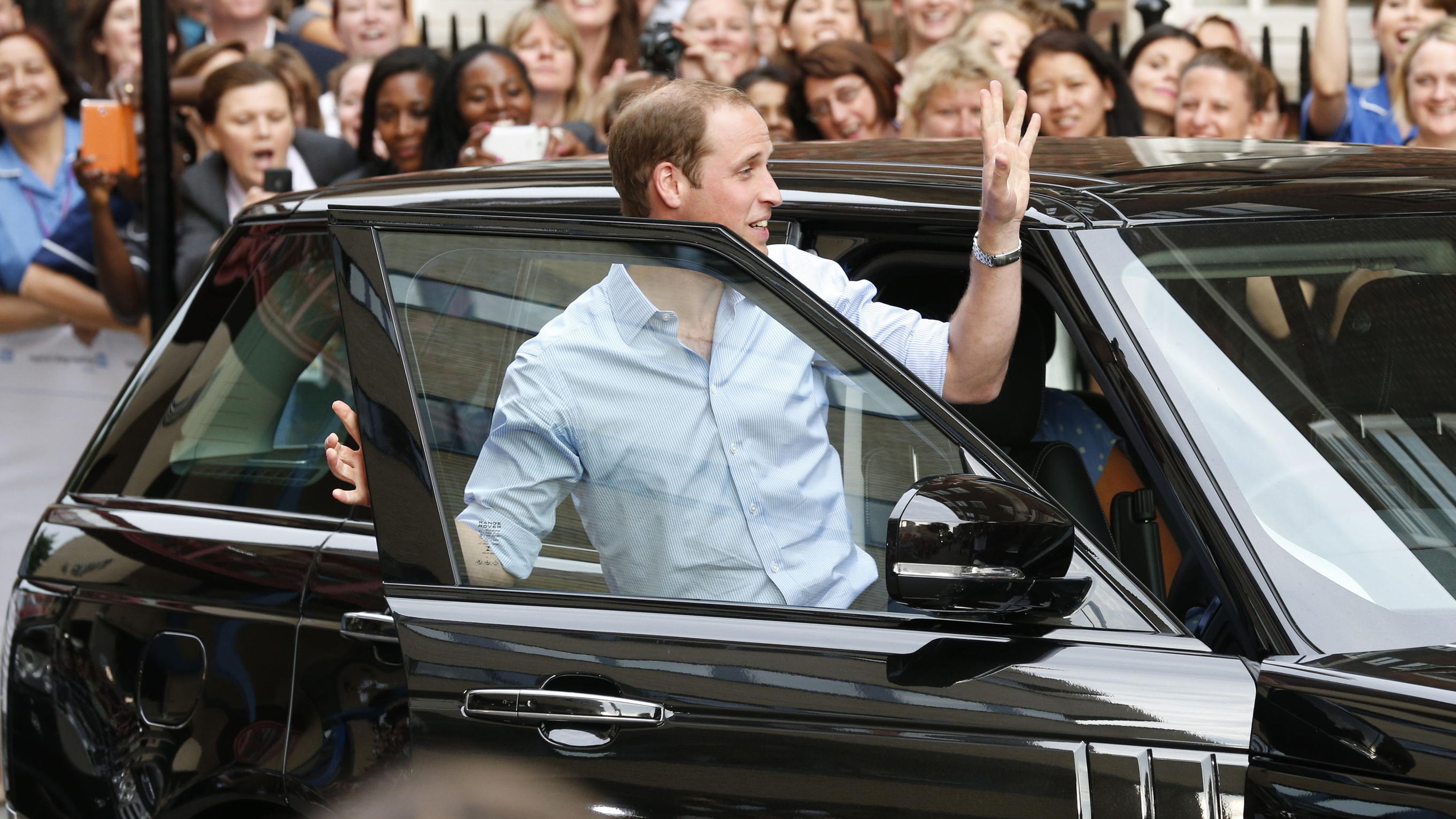 Herzogin Kate fährt selbst zum Buckingham Palace Zur Feier des Tages fährt Prinz William im Sommer 2013 seinen Erstgeborenen und seine Frau selbst nach Hause.