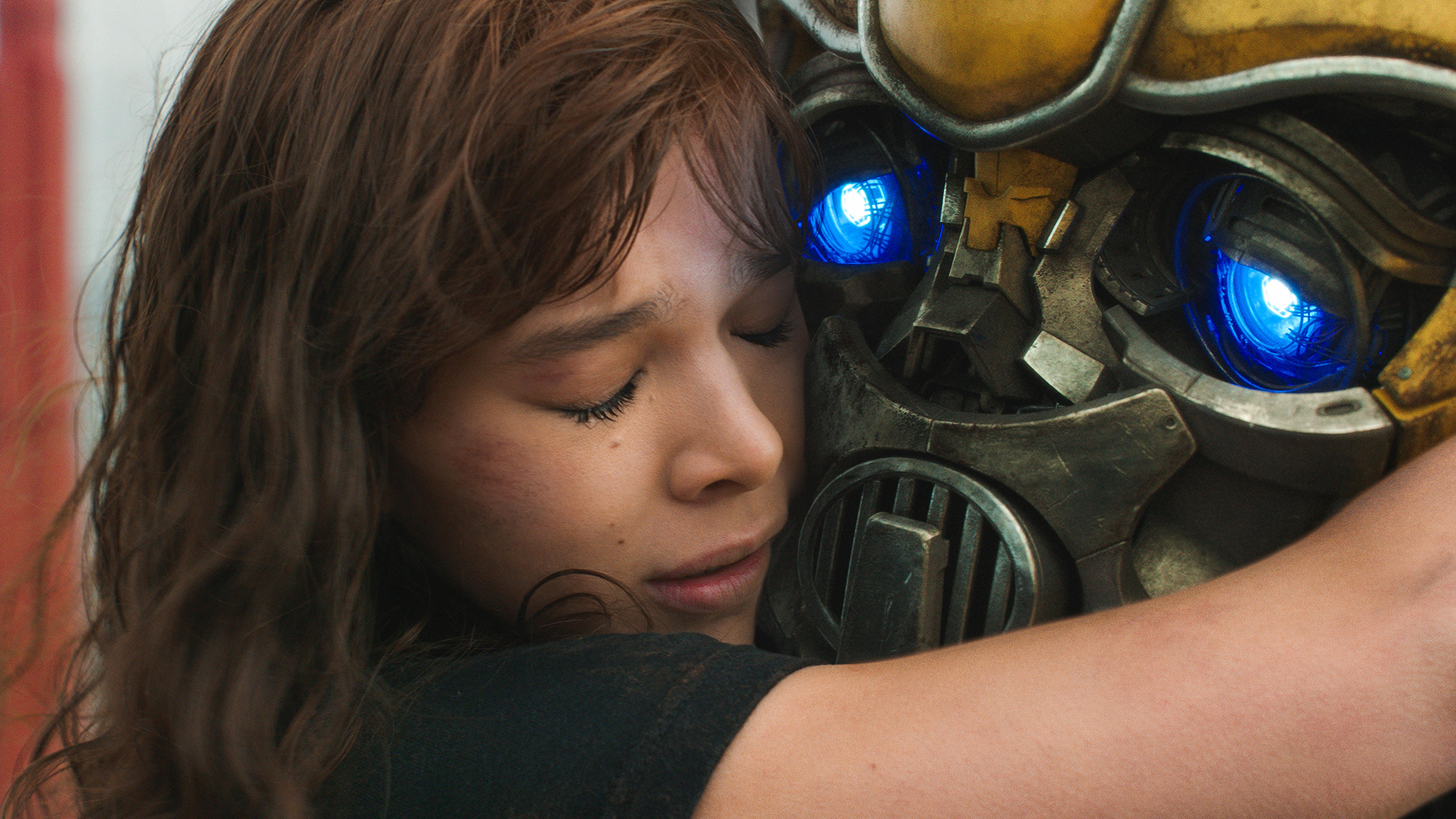 Filmkritik zu "Bumblebee": Die "Transformers"-Fortsetzung hat das Herz am rechten Fleck Haben sich gesucht und gefunden: Charlie und Vaterfigur Bumblebee.