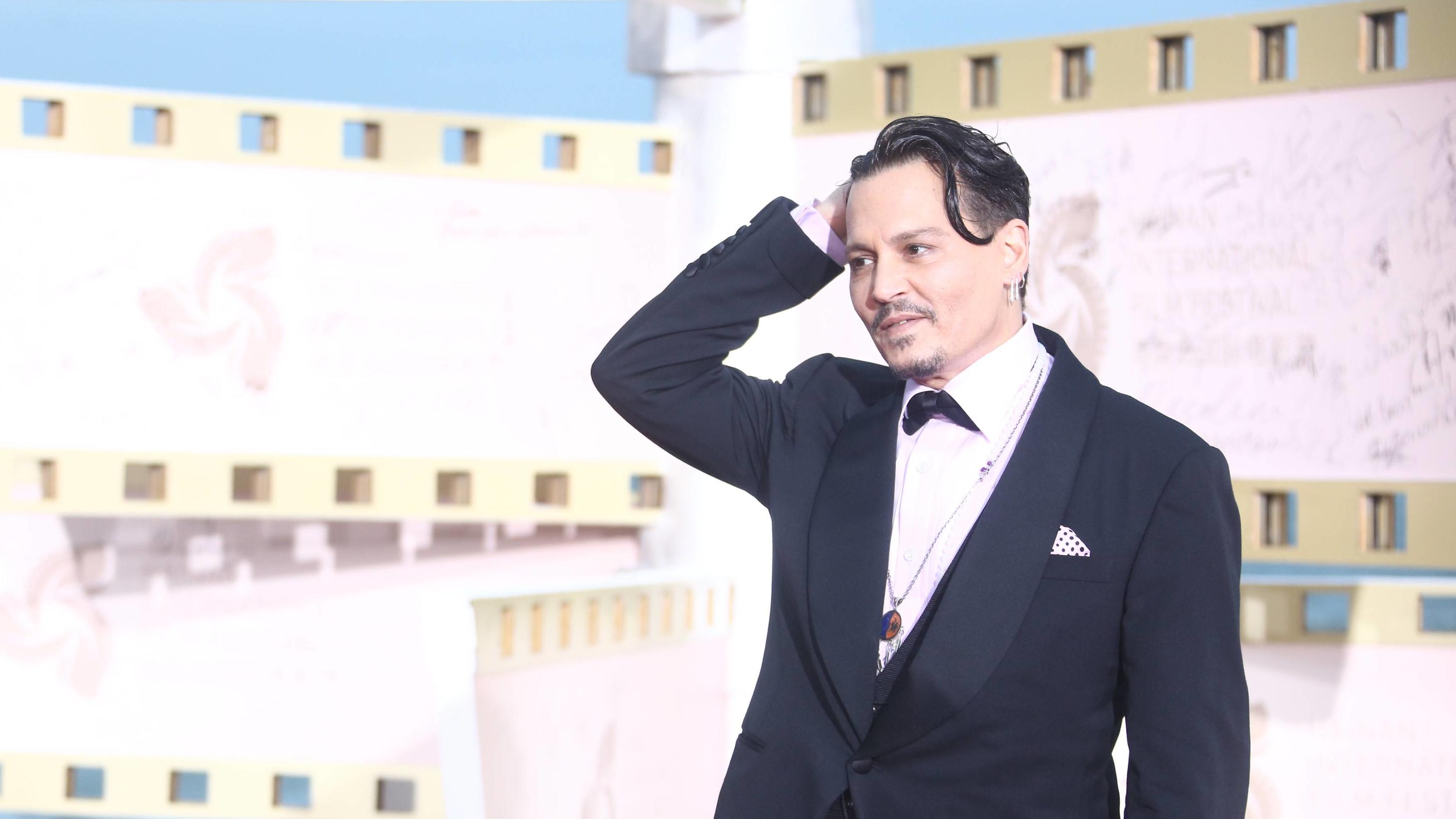 Johnny Depp macht endlich wieder positive Schlagzeilen: Er lacht und verzaubert seine Fans Johnny Depp auf dem roten Teppich in China.