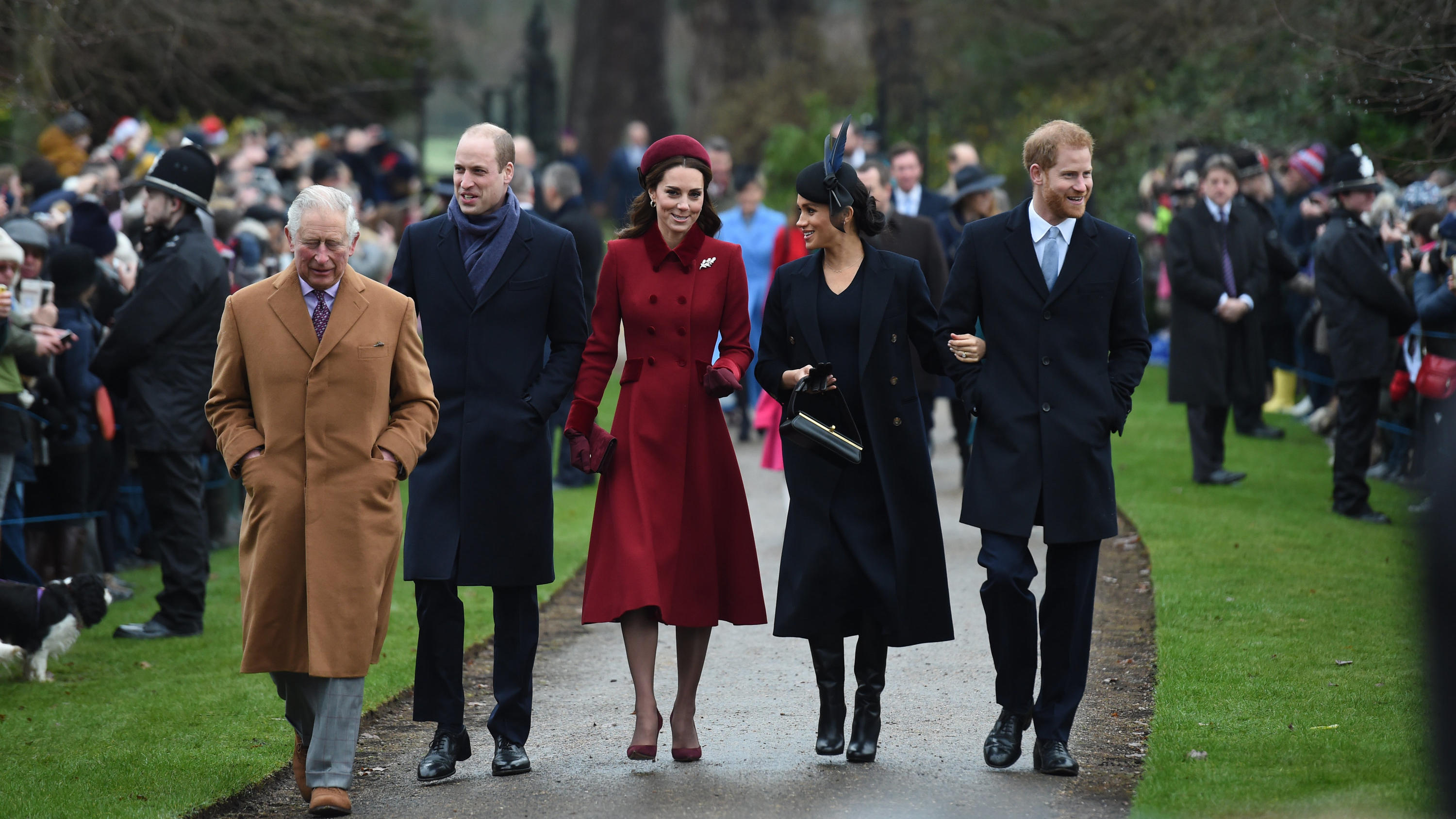 Herzogin Kate und Herzogin Meghan haben für böse Zoff-Gerüchte nur ein Lächeln 25.12.2018, Großbritannien, Sandringham: L-r: Prinz Charles, Prinz William, Kate, Herzogin von Cambridge, Meghan, Herzogin von Sussex und Prinz Harry kommen am Weihnachtsmorgen zum Gottesdienst in der St. Mary Magdalene Church in Sandringham, Norfolk