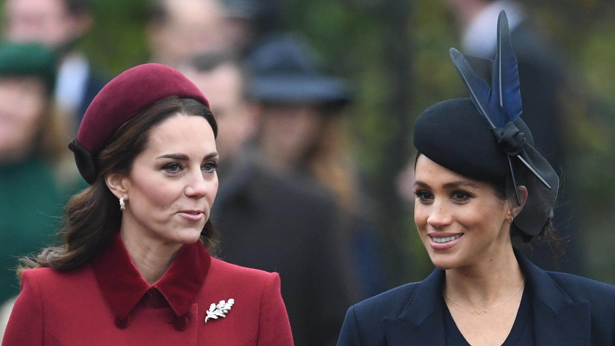 Herzogin Meghan: Ist Stylistin Jessica Mulroney ihre beste Freundin? 25.12.2018, Großbritannien, Sandringham: L-r: Kate, Herzogin von Cambridge, und Meghan, Herzogin von Sussex, kommen an, um am Weihnachtsmorgen am Gottesdienst in der St. Mary Magdalene Church in Sandringham, Norfolk, teilzunehmen. Foto: Joe Giddens/P