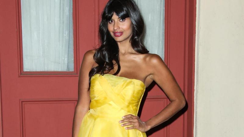Jameela Jamil: Jeans unter dem Kleid Jameela Jamil: Jeans unter dem Kleid
