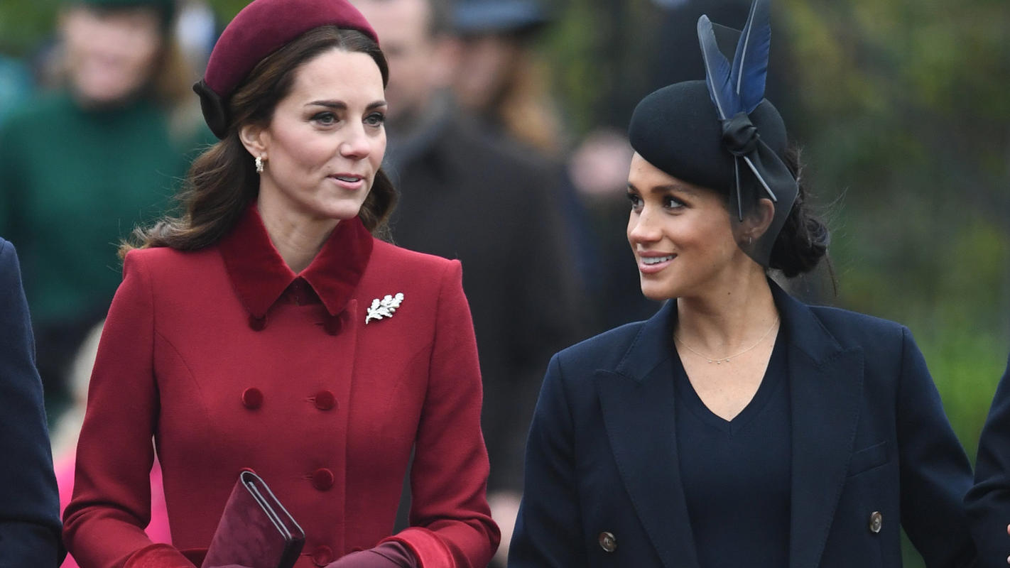 Kommt Herzogin Meghans Royal Baby in dieser Geburtsklinik zur Welt? 25.12.2018, Großbritannien, Sandringham: L-r: Kate, Herzogin von Cambridge, und Meghan, Herzogin von Sussex, kommen an, um am Weihnachtsmorgen am Gottesdienst in der St. Mary Magdalene Church in Sandringham, Norfolk, teilzunehmen. Foto: Joe Giddens/P