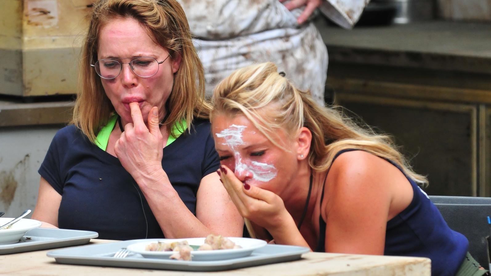 Dschungelcamp 2019: Stierpenis-Salami, Kuh-Urin & Co. - in der "Dschungelkantine" ist es angerichtet! Doreen und Evelyn scheinen die Schweinehoden-Frikadellen und der Kotzfruchtkartoffelsalat zu püriertem Kakerlakensenf nicht so zu munden...