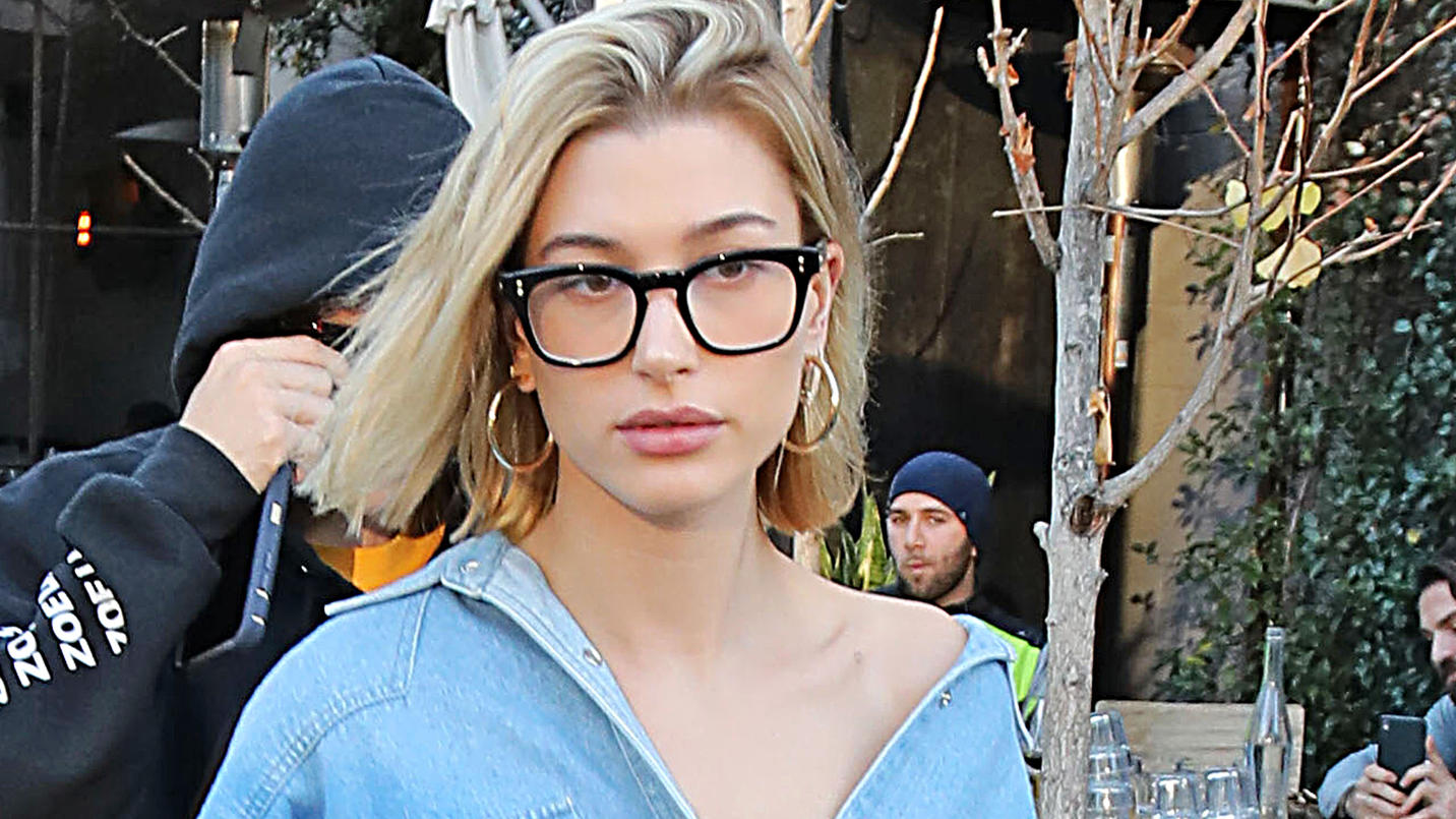 Neuer Look! Hailey Bieber hat jetzt Haare wie Zuckerwatte Hailey Bieber auf dem Weg zu einem Mittagessen mit Ehemann Justin Bieber.