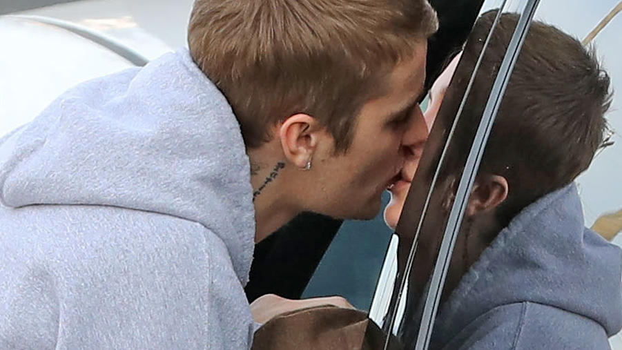 Neuer Look! Hailey Bieber hat jetzt Haare wie Zuckerwatte Justin Bieber küsst seine Frau Hailey Bieber durchs offene Autofenster.