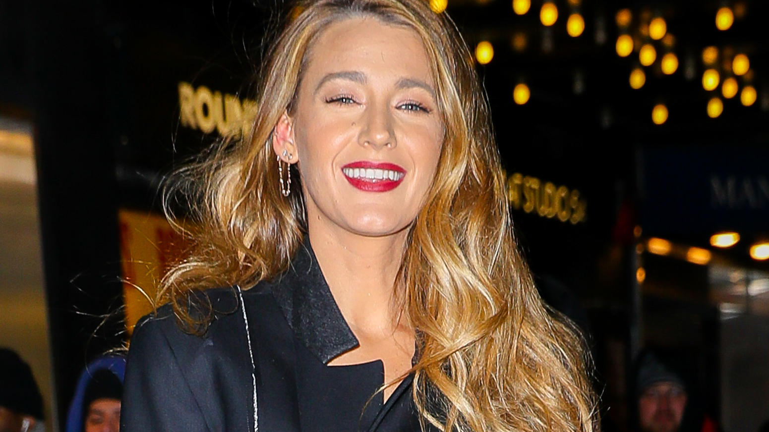 Unten ohne? Blake Lively überrascht Fans in gewagtem Outfit Schauspielerin Blake Lively in einem sehr speziellen Outfit der Modefirma "Monse".