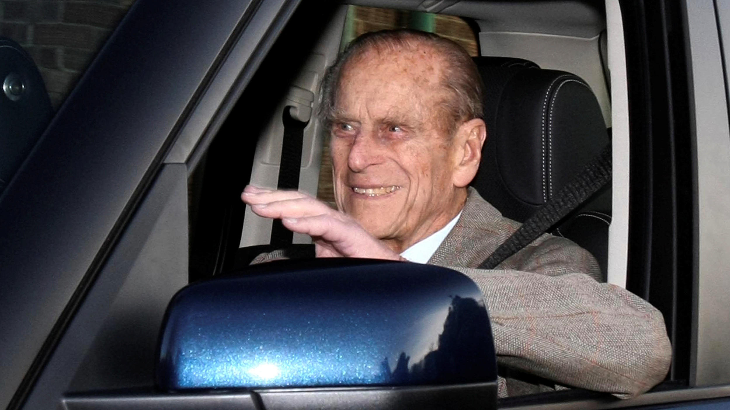 Prinz Philip nach Autounfall unter Schock FILE PHOTO: Britain's Prince Philip is driven away from Papworth Hospital in southern England December 27, 2011.- REUTERS/Neil Hall/File Photo