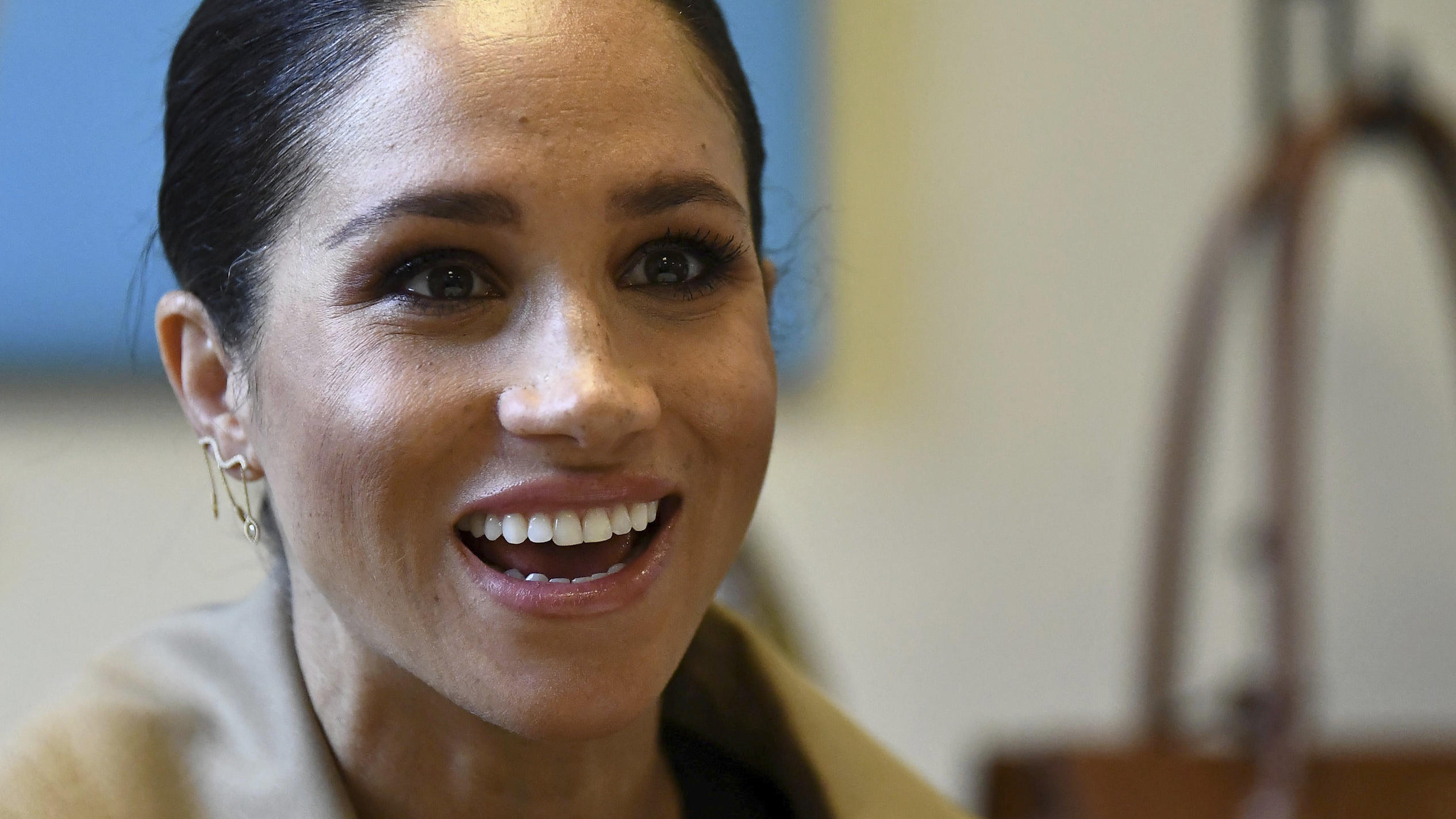 Herzogin Meghan findet mit Christian Jones einen neuen Pressesprecher 10.01.2019, Großbritannien, London: Die britische Herzogin Meghan (r), Herzogin von Sussex und Ehefrau von Prinz Harry, lacht bei ihrem Besuch der Einrichtung «Smart Works», die Frauen auf dem Arbeitsmarkt fördert. Herzogin Meghan hat die Schirmherrs