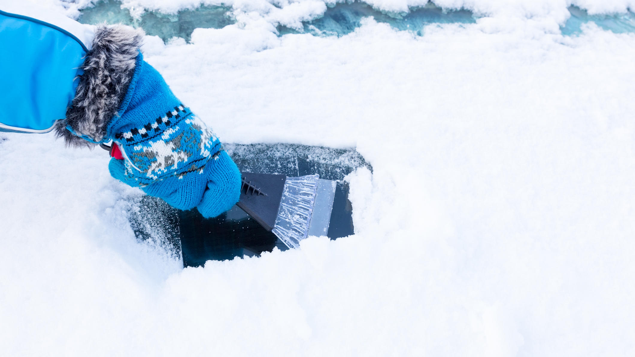 Auto vereist? So werden Fensterscheiben und Türschloss wieder frei Mensch befreit Autoscheibe von Schnee und Eis.