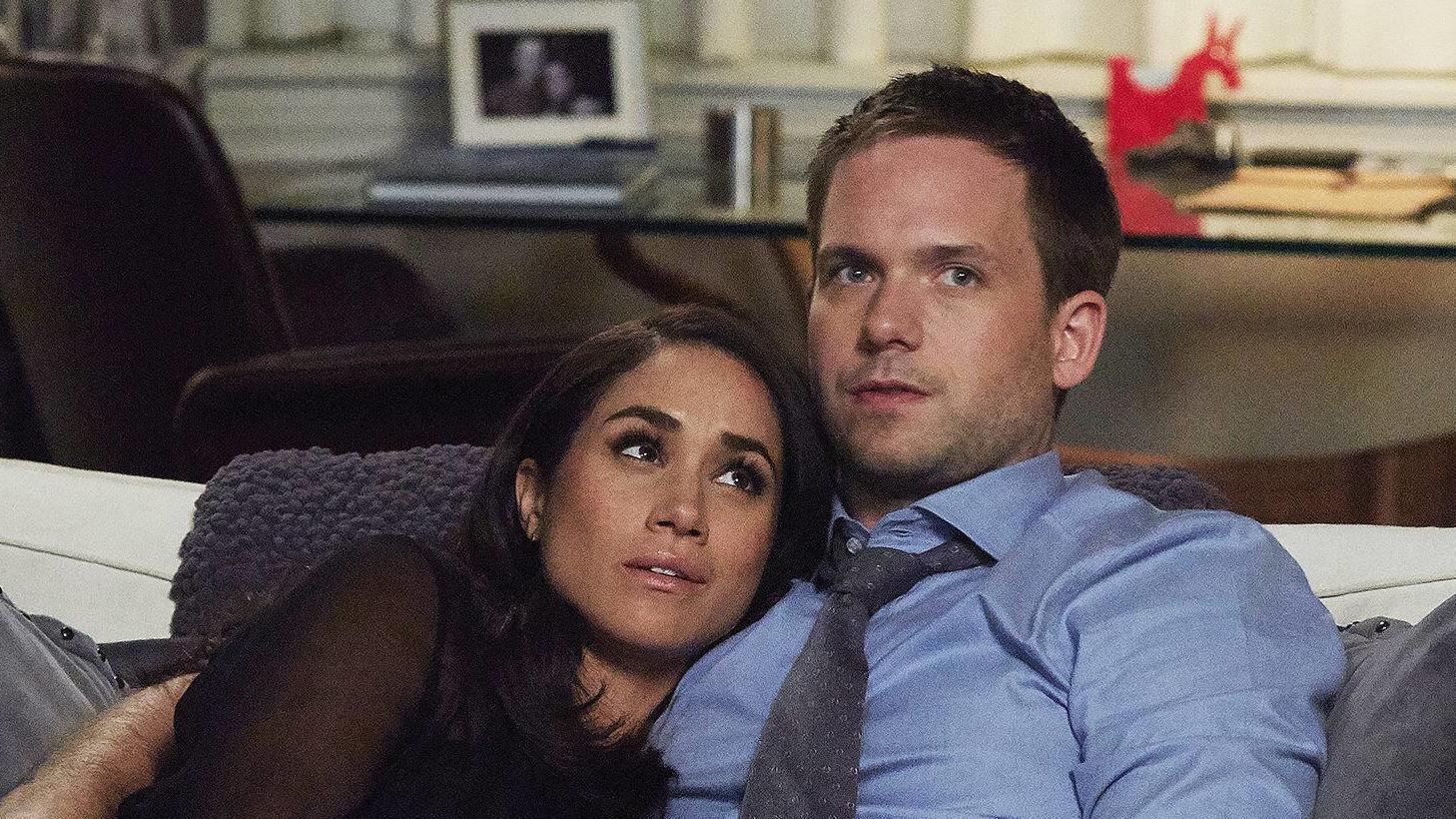 „Suits“: Deshalb hat Patrick J. Adams keinen Kontakt mehr zu Herzogin Meghan Herzogin Meghan und Patrick J. Adams in der US-Serie "Suits"