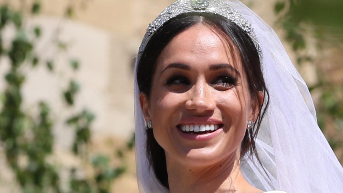 So denkt Anna Wintour über Herzogin Meghans Stil 19.05.2018, Großbritannien, Windsor: Meghan Markle lächelt nach der Trauung. Prinz Harry of Wales hat Meghan Markle geheiratet. Foto: Brian Lawless/PA Wire/dpa +++ dpa-Bildfunk +++