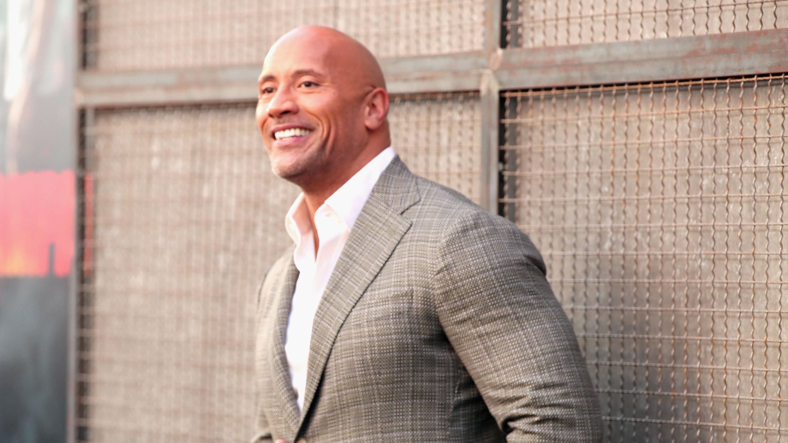 "The Rock": Dwayne Johnsons Muskeln sind zu viel für sein Shirt Dwayne "The Rock" Johnson
