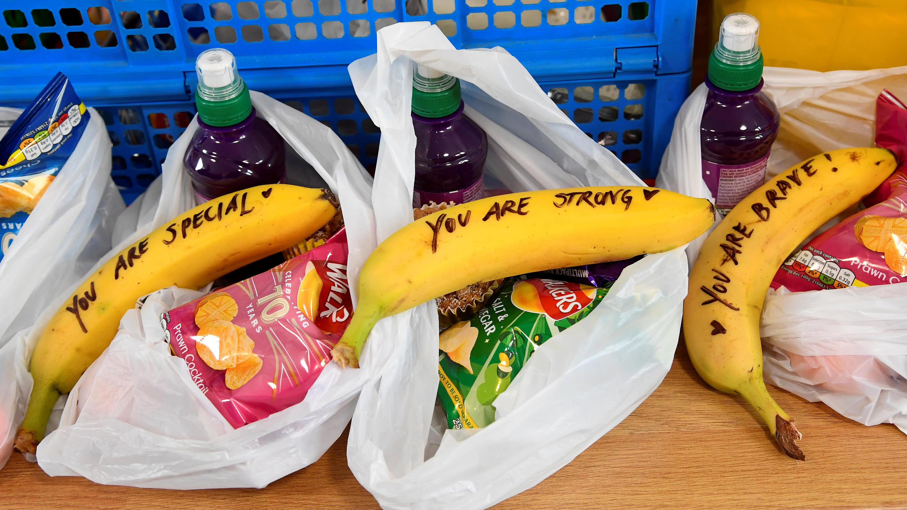 Prinz Harry und Herzogin Meghan beschriften Bananen für Prostituierte mit kleinen Botschaften Herzogin Meghan schrieb kleine Botschaften auf Bananen.