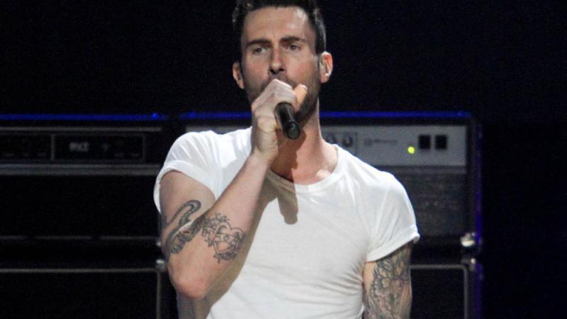 Super Bowl: "Maroon 5"-Sänger Adam Levine lässt bei "Moves Like Jagger" die Hüllen fallen Maroon 5 rocken den Super Bowl
