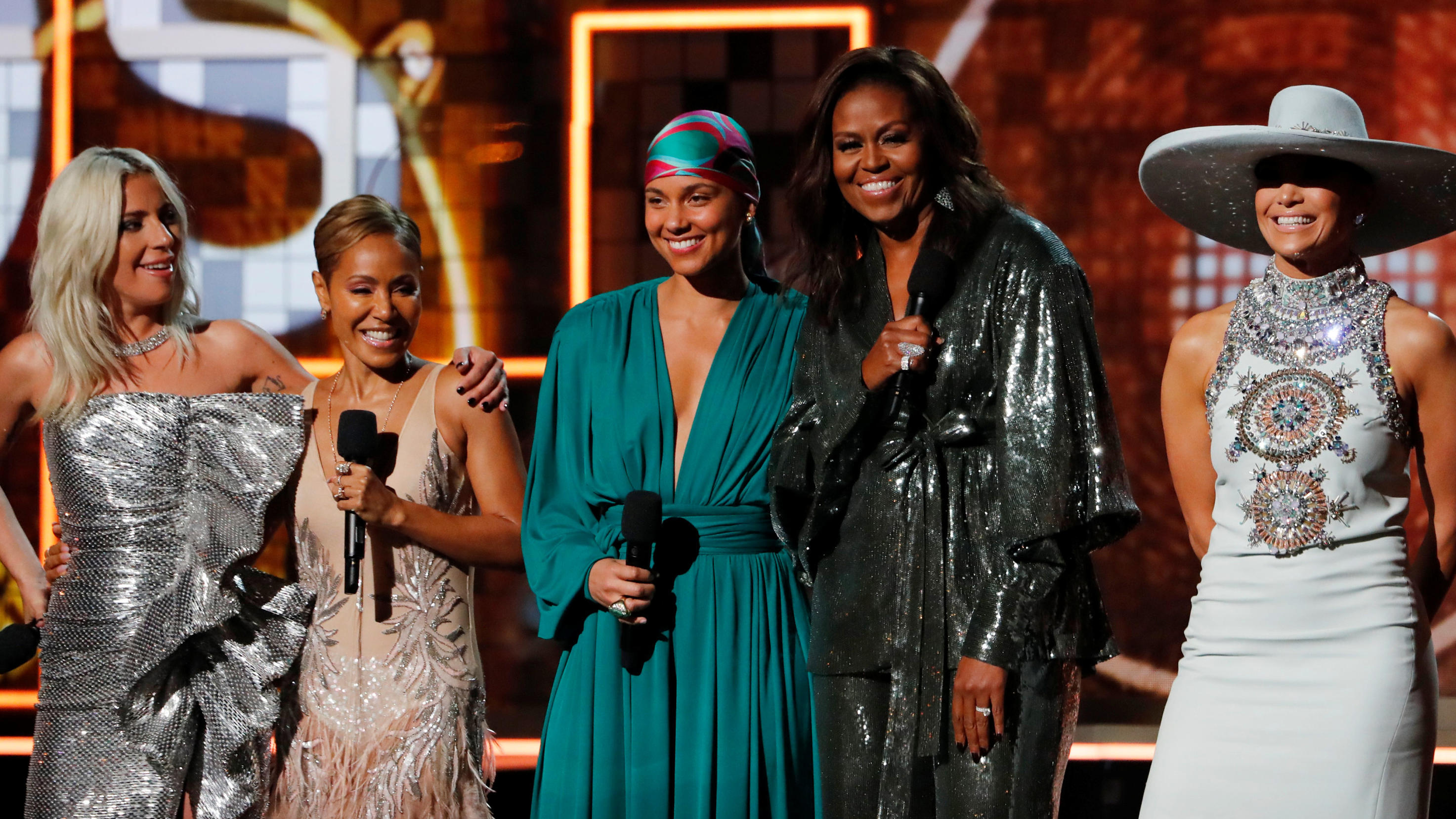 Überraschung bei den Grammys 2019: Michelle Obama entert die Bühne 61st Grammy Awards - Show - Los Angeles, California, U.S., February 10, 2019 - Lady Gaga, Jennifer Lopez, Alicia Keys, former first lady Michelle Obama and Jada Pinkett Smith. REUTERS/Mike Blake TPX IMAGES OF THE DAY