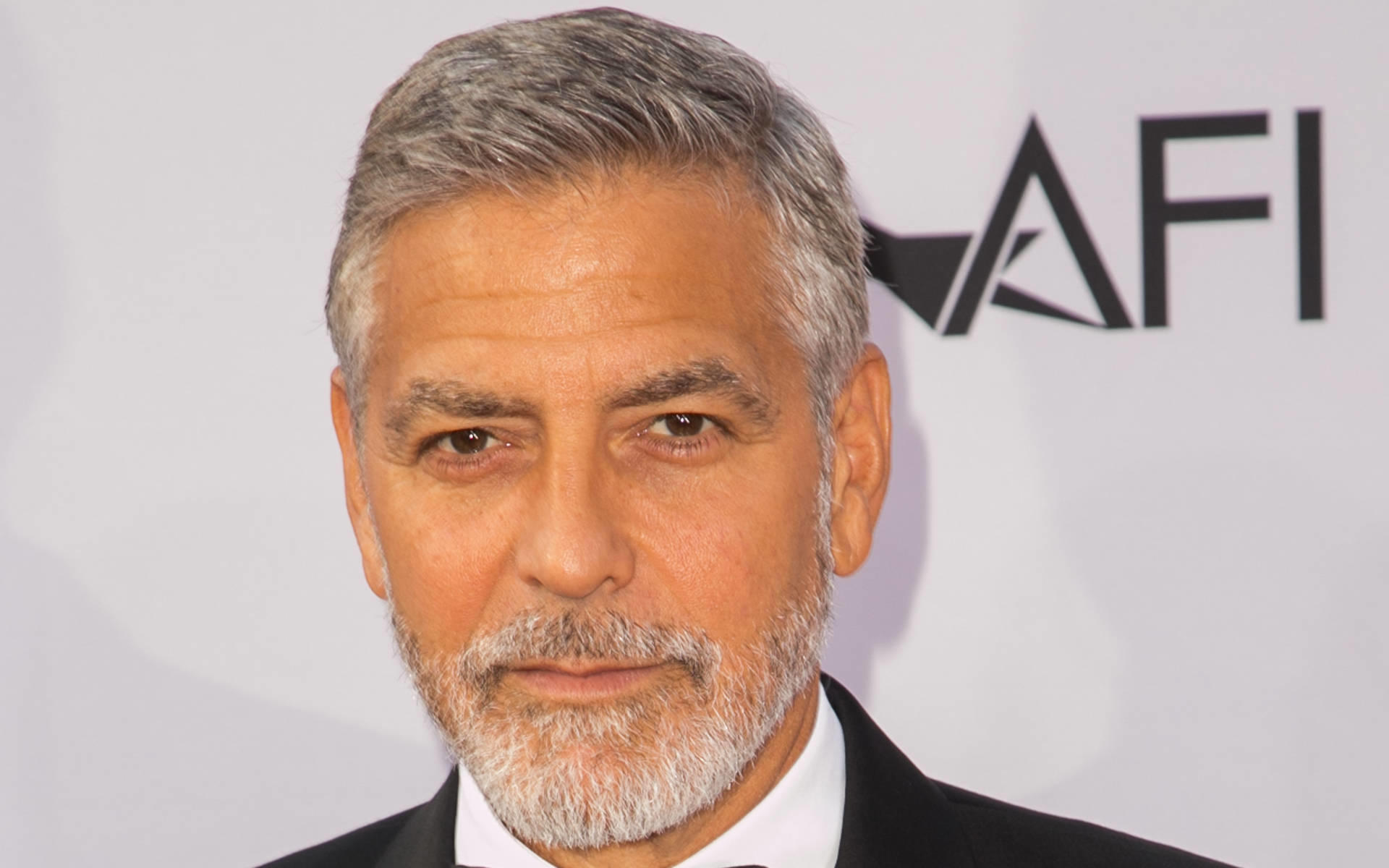 George Clooney setzt sich für Herzogin Meghan ein George Clooney: Lasst Herzogin Meghan in Ruhe!